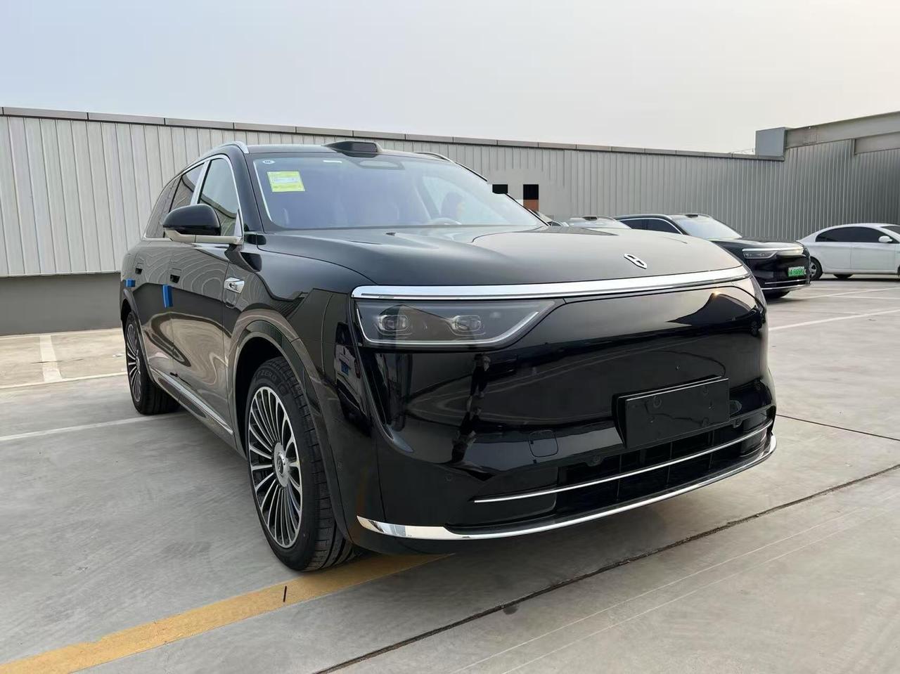 问界M8简直太猛了，才31天订单就破10万，被网友戏称赛力斯的“印钞机”。外观上