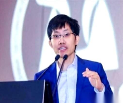 一个管着上千亿资金的量化大佬，梁文锋，突然在内部会上，对着帮他赚钱的整个团队，扔