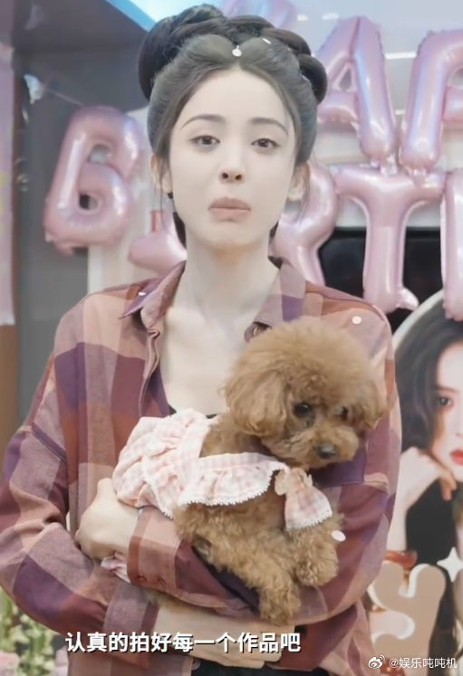 娜扎剧组生日vlog娜扎生日vlog里全是温暖瞬间！隔着屏幕都能感受到快乐，祈祷