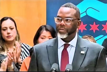 芝加哥市动真格！市长签署行政令。布兰登·约翰逊市长在签署行政命令后不久，便