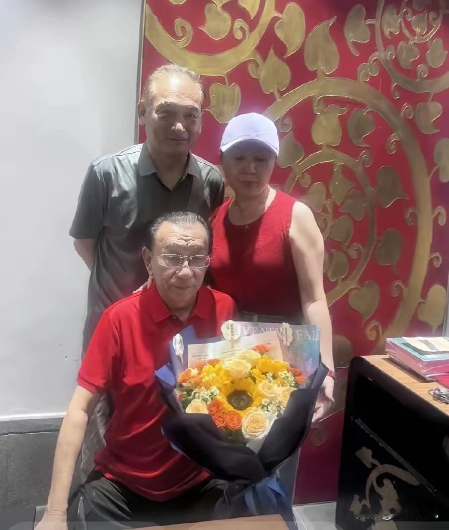 惊不惊讶？脑回路都反应的有点儿慢。侯耀华发视频称谢雷携夫人来看自己！整天说的白