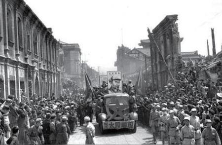 1949年，太原解放前，10个特务刚杀了一批地下党员，正在喝酒庆祝。可特务不知道