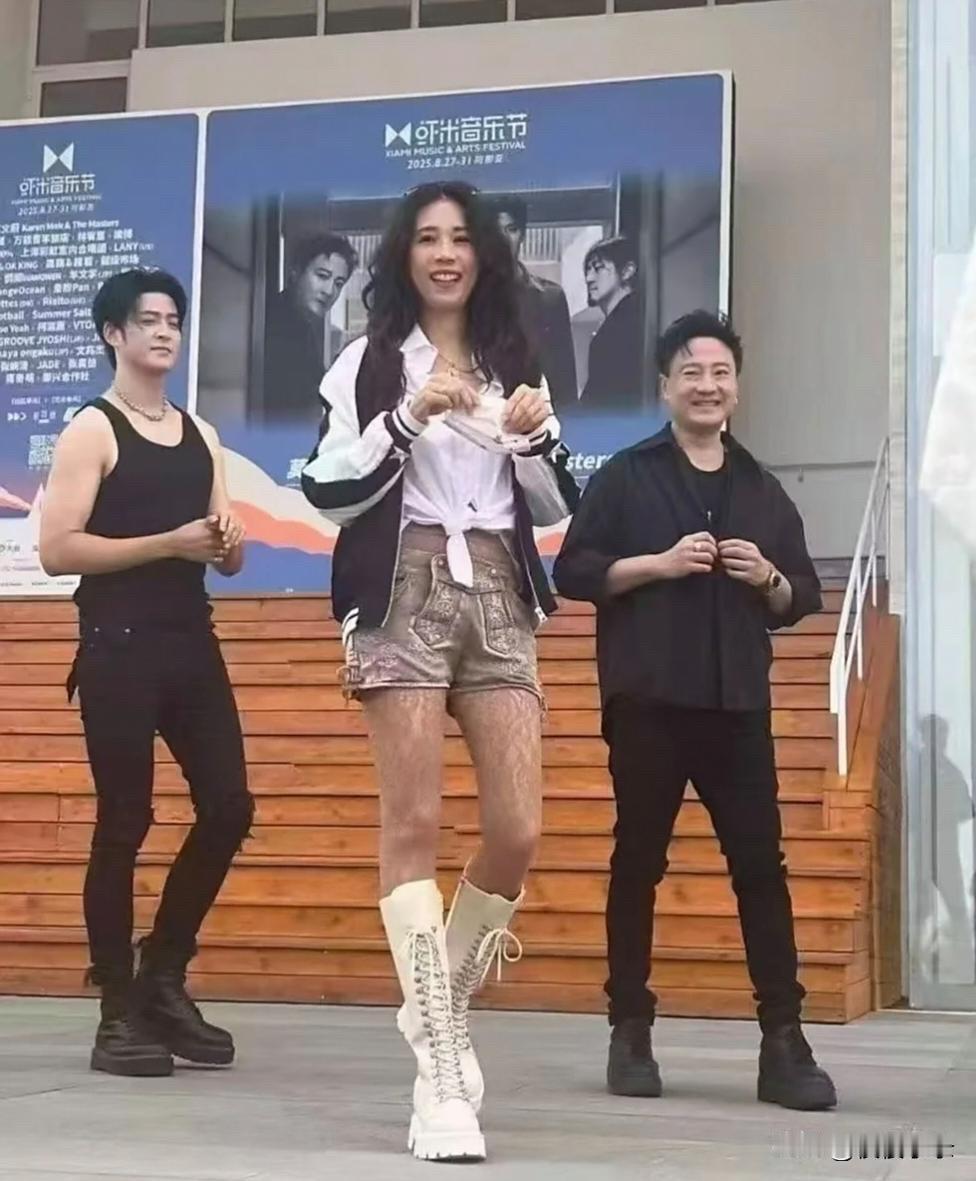 55岁莫文蔚现身河北阿那亚游玩，她的穿衣打扮太一言难尽了！不过身材挺好的，又高又