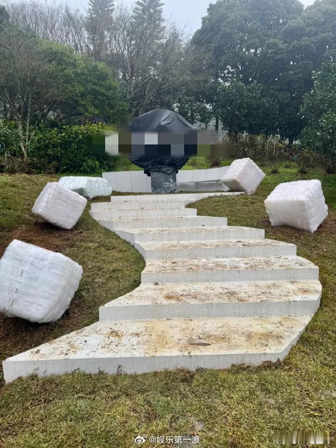 具俊晔设计的大S纪念雕像完工大S纪念雕像将在逝世周年揭幕据台媒，1月27日，由