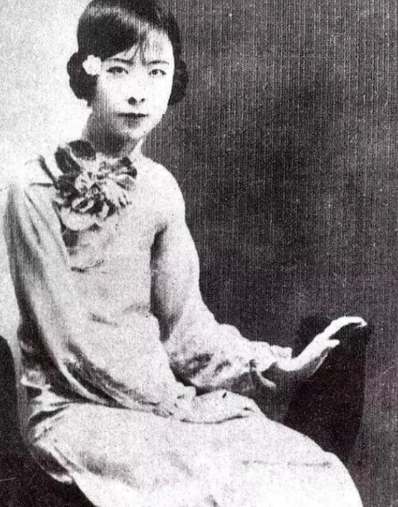 1940年，于凤至胸前严重溃烂，抛下丈夫张学良赴美治病。她憔悴走下飞机，正茫茫然