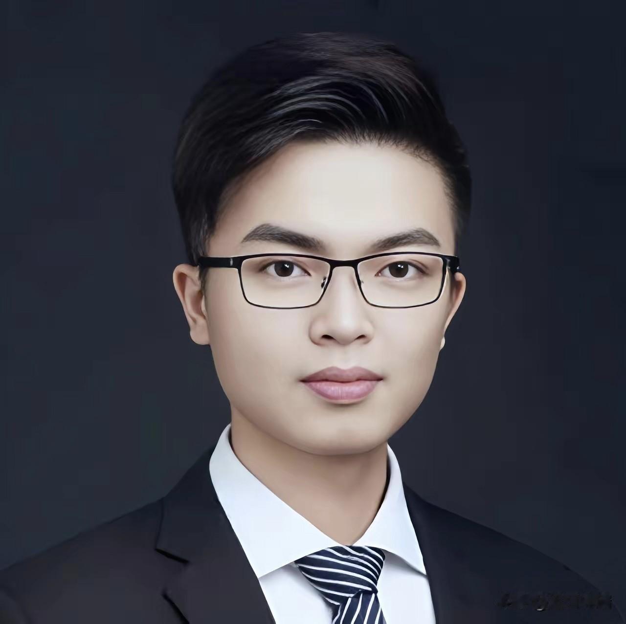 看完杨植麟的简历，我不禁倒吸一口凉气！1993年出生，高中没碰过编程，一年拿省一