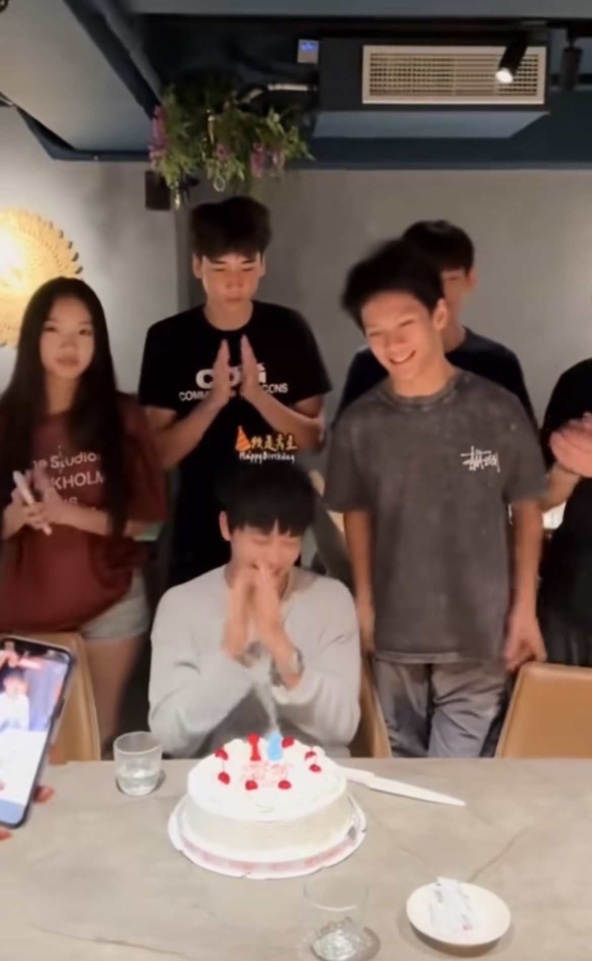 曹格儿子颜值好高啊，8月22日，曹格儿子Joe在社交平台分享庆祝18岁生日的视频，韩国女友也来为他庆