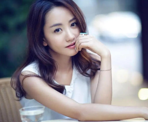 她是连于正也捧不红的女演员，曾经晾了张艺谋四个小时，放赵宝刚鸽子。她在最好的年华
