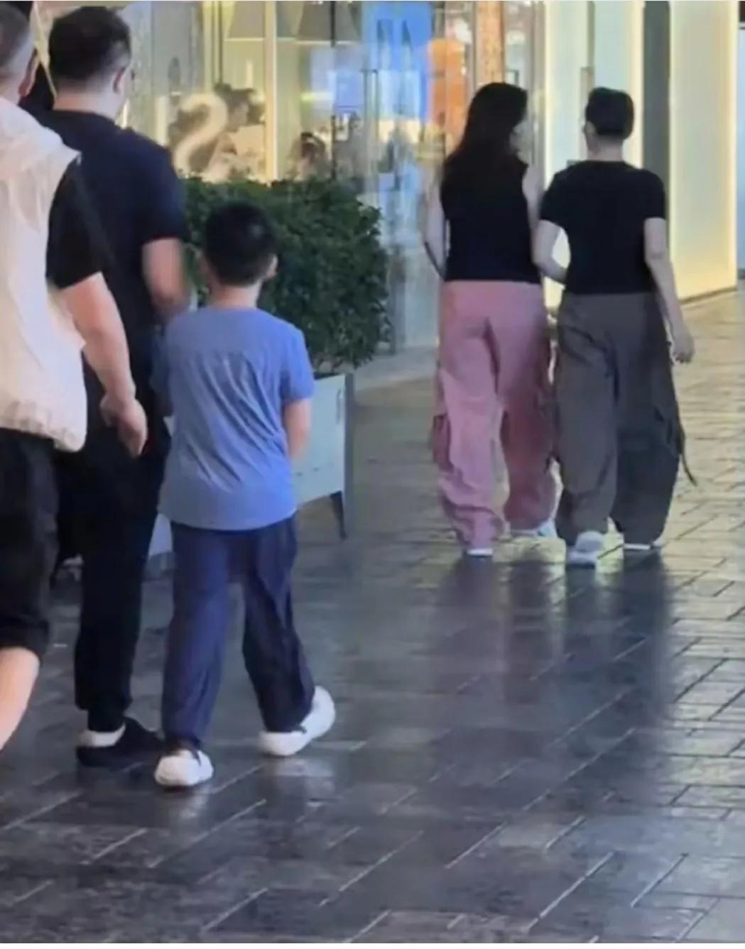 8月21日，宋丹丹一家五口逛街，温馨满满啊：64岁的宋丹丹和儿媳妇博古并肩走在前