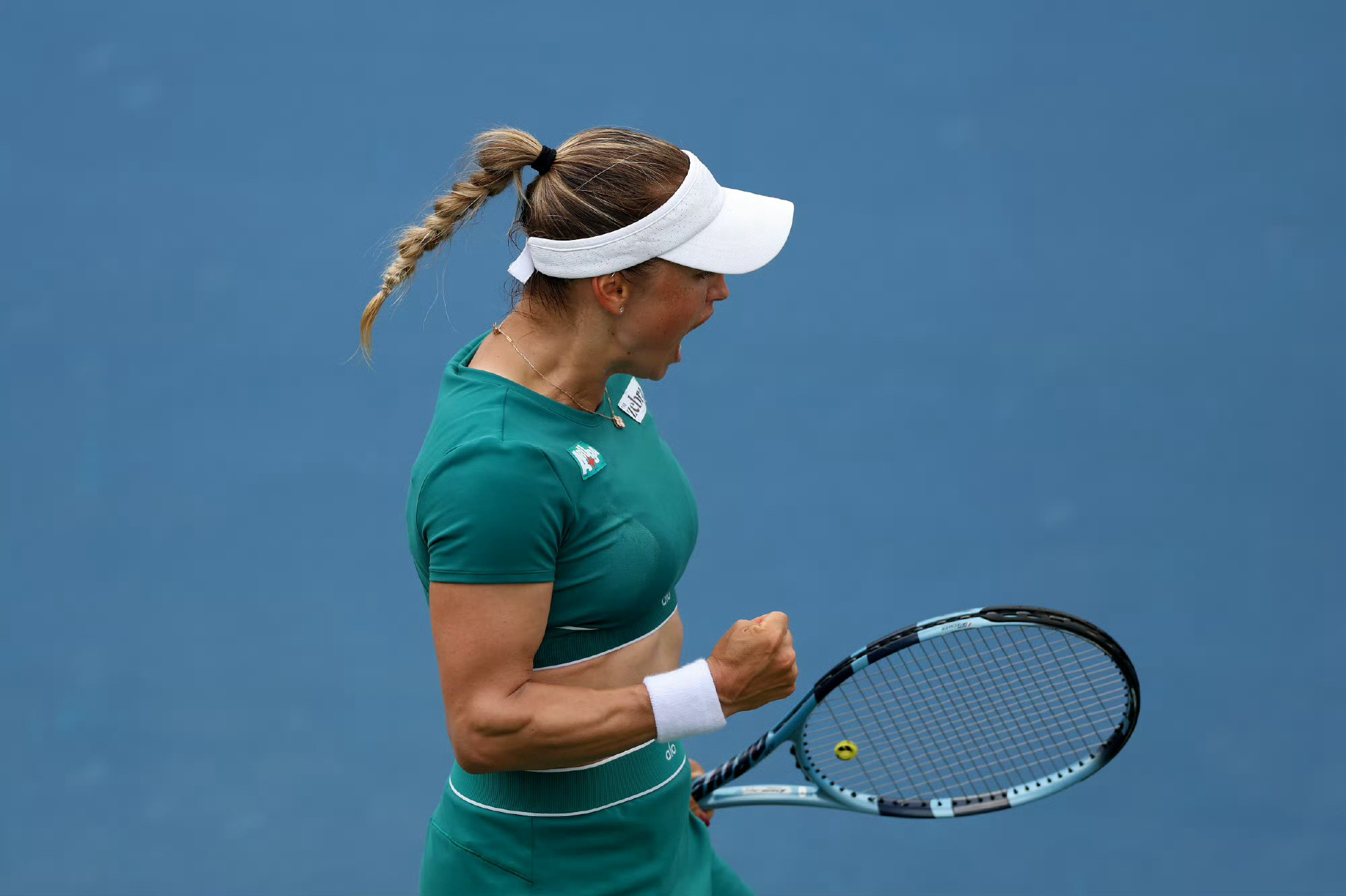 本西奇美网首轮出局美网女单首轮，12号种子本西奇错失6-4/2-0领先，以6-4