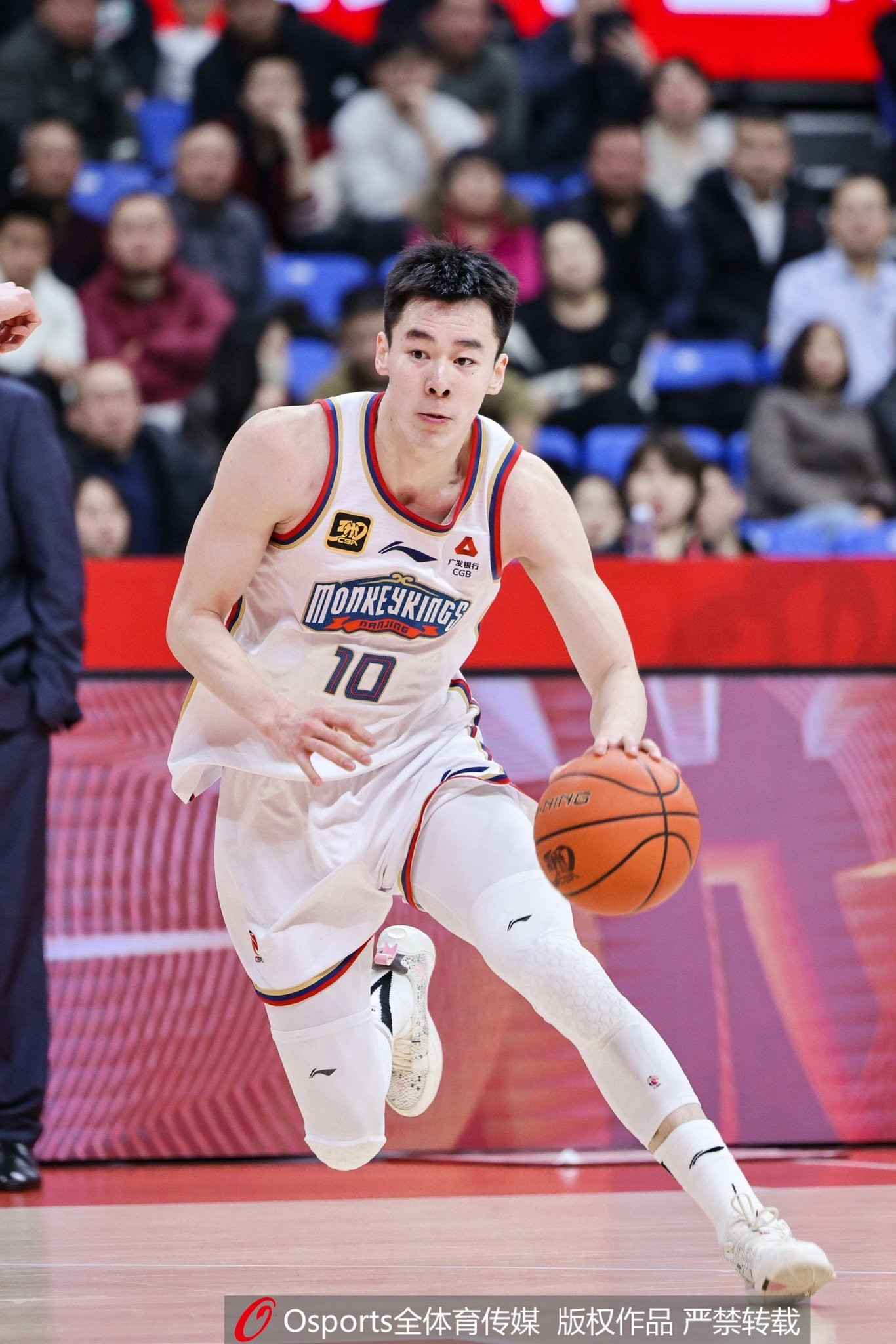 媒体人: 郭昊文几乎用一己之力锤爆广东锋线 但关键球处理欠火候