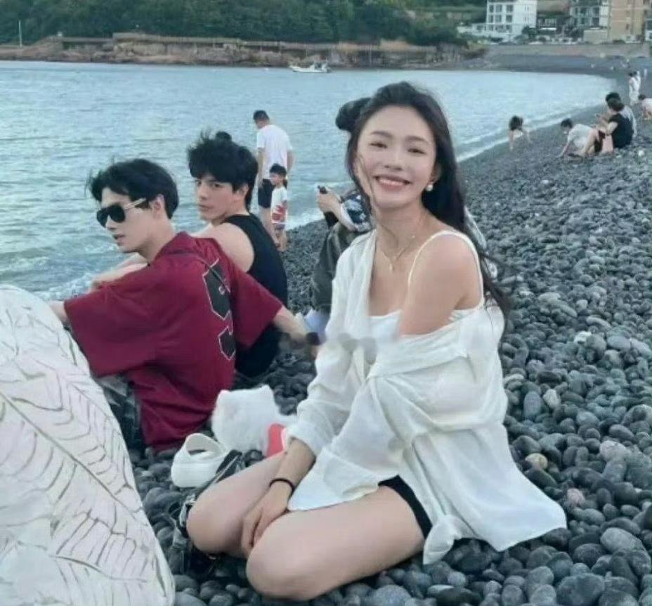 林允到海边游玩竟然没被路人认出来，旁边那两个男生也没想到去要个签名✍️！这是热度