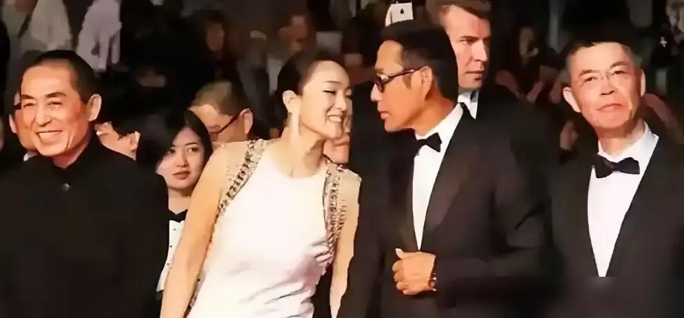 昨晚颁奖礼，姜文葛优陈道明站一排，全冲巩俐笑。张艺谋镜头外的彩蛋，比电影带劲。