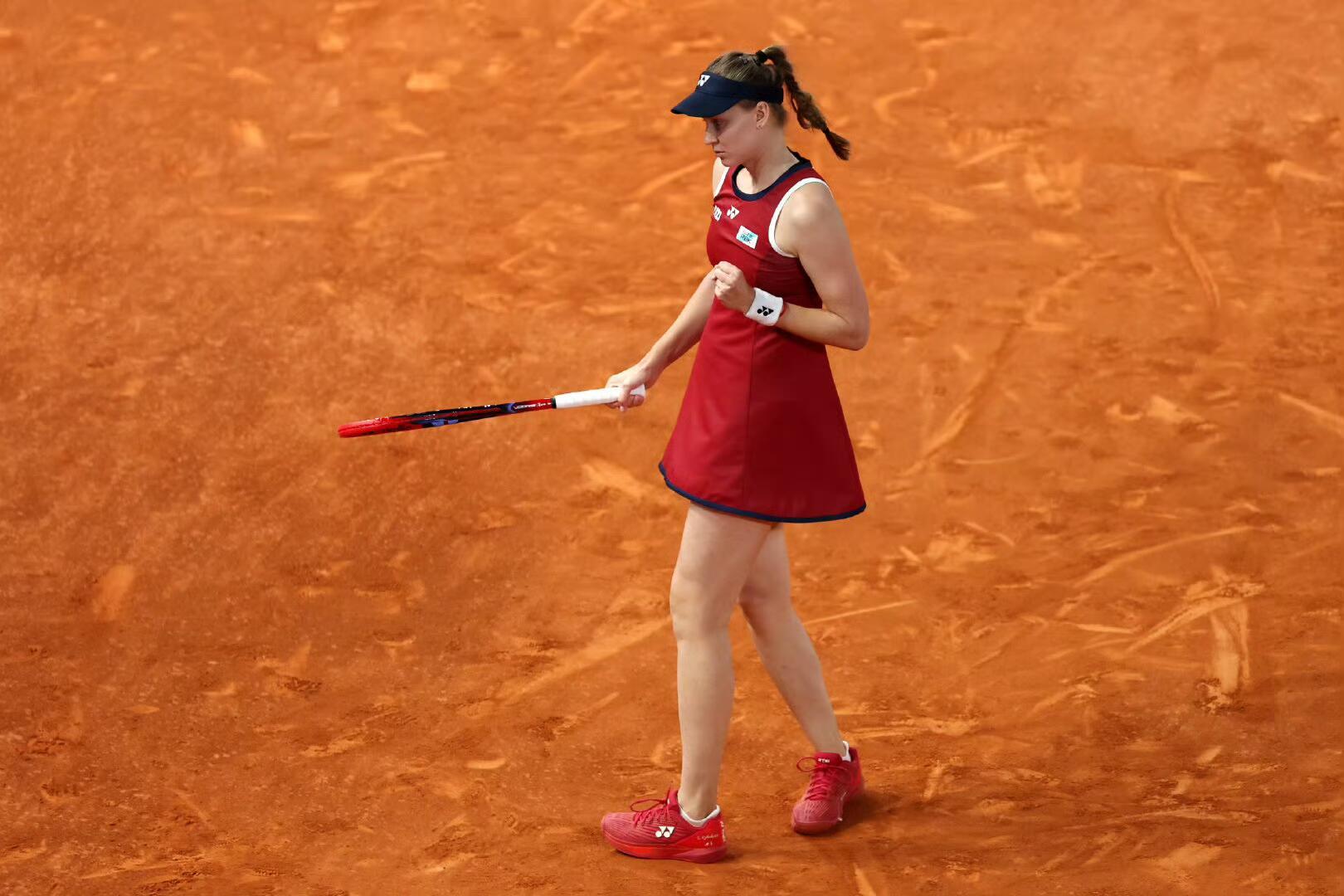 郑钦文马德里1比2莱巴金娜直接看燃了！郑钦文在这场强强对话里，顶住巨大压力完成关