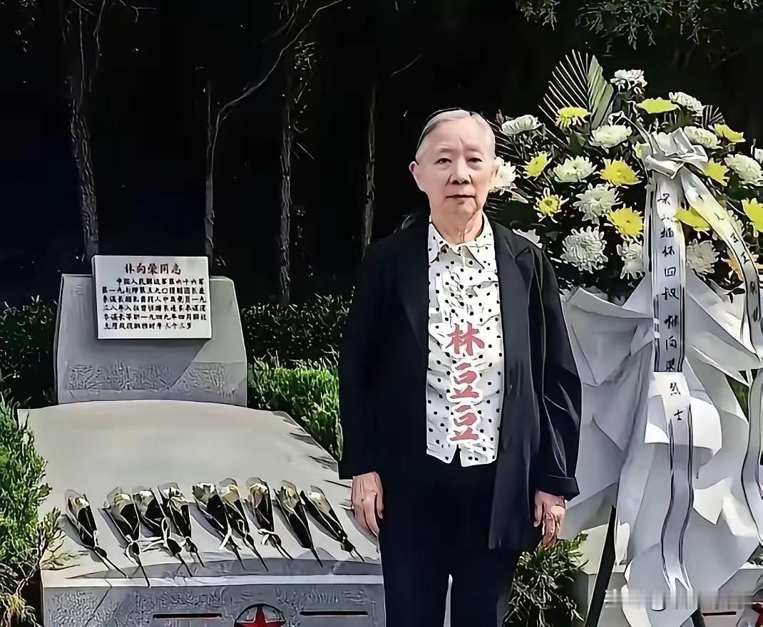 🍁石家庄华北军区烈士陵园，已是82岁高龄的豆豆，专程前来凭吊自己的亲四叔——革