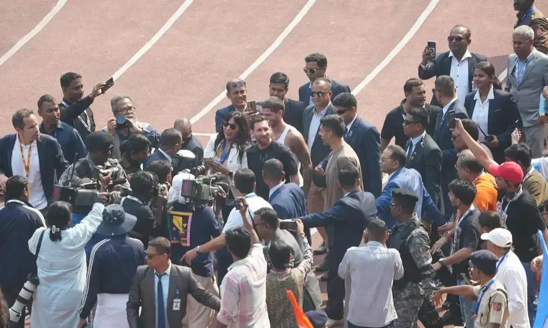 梅西印度行提前结束了。加尔各答盐湖体育场八万五千人等着他。本来安排绕场和球