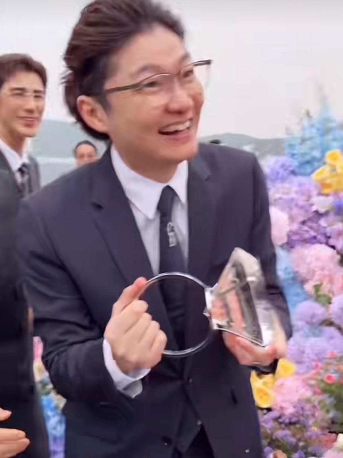 徐艺洋500克拉玻璃戒破案了，戒指在这里，黄子韬徐艺洋的婚礼感觉就很年轻人，好有