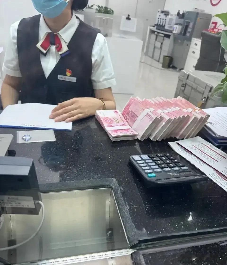 内蒙古，女子在银行存了75万，没想到柜员将这笔钱钱私下转走了，女子发现时，柜员已