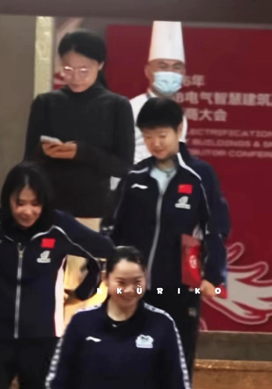 莎莎和小姐妹吃完饭，一边走一边聊，真是太开心了。国乒到达海口亚洲杯，刚