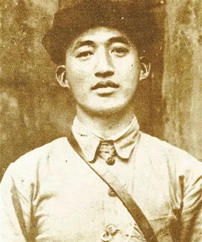 红25军吴焕先凭何地位超过徐海东，堪比大将，毛主席曾用22字高度评价！1931