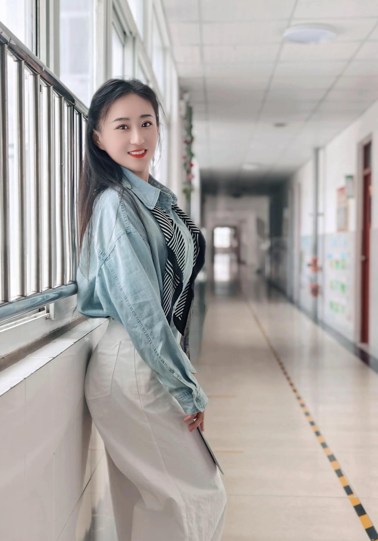 长廊倚栏思，笑语入画来。
