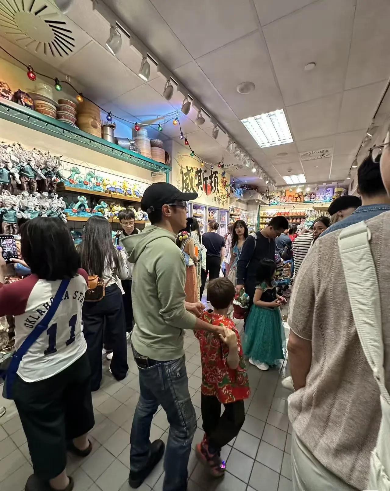 撒贝宁太有意思了，带娃去逛迪士尼了，还给儿子穿了一件东北花衬衫！妻子李白站