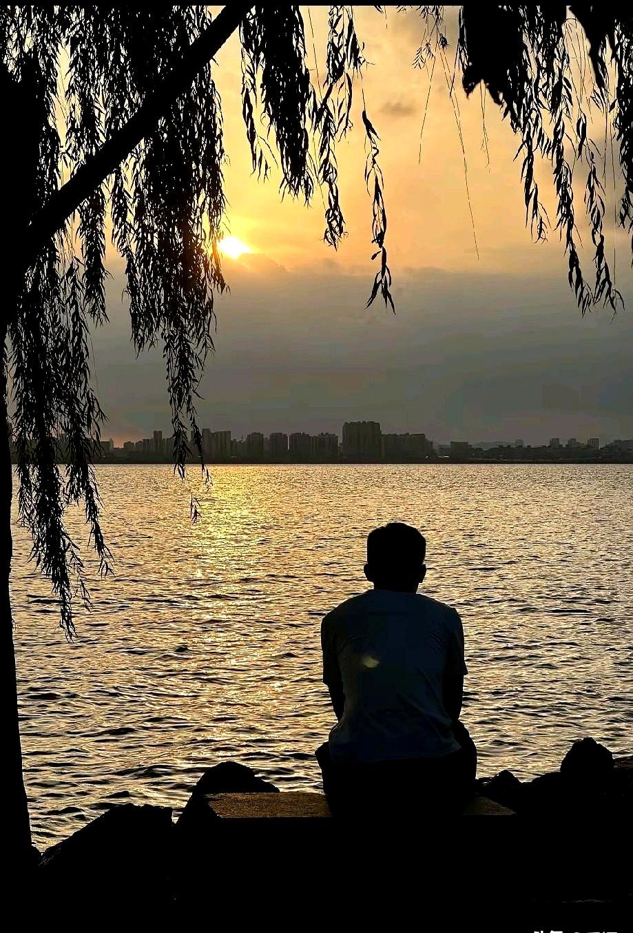 晚饭后，手机一亮，是前公公。先问报到哪天，听说9月1日，又说明天带孩子去饭店，