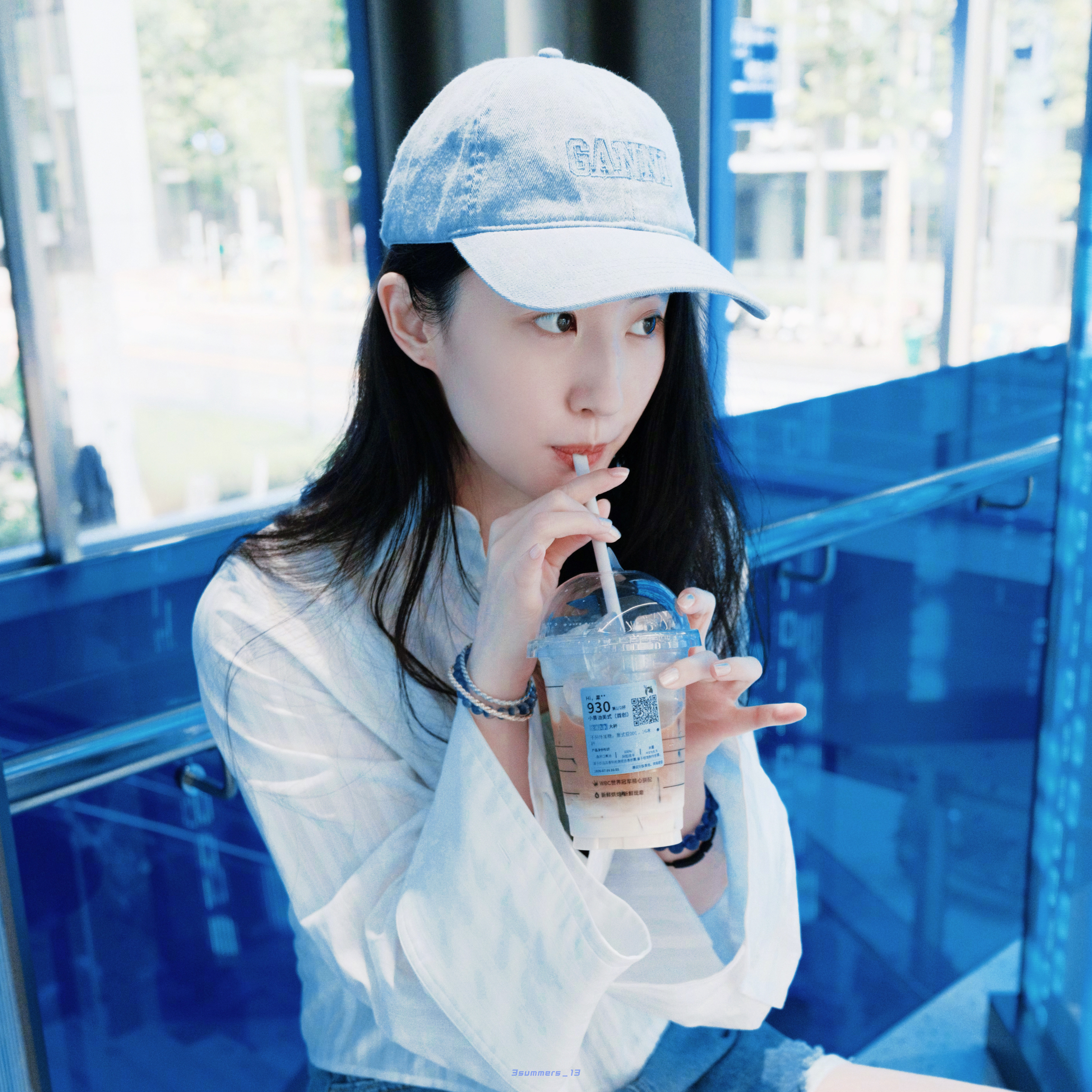 又是对眼睛特别友好的一组图夏日里最适合这种清清凉凉的蓝了💙📷喝咖啡都那么美！
