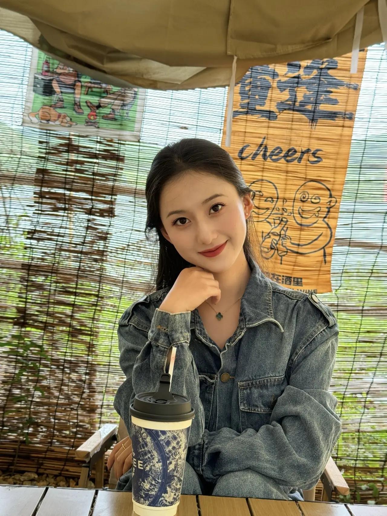 阳光洒进咖啡馆，少女微笑如画