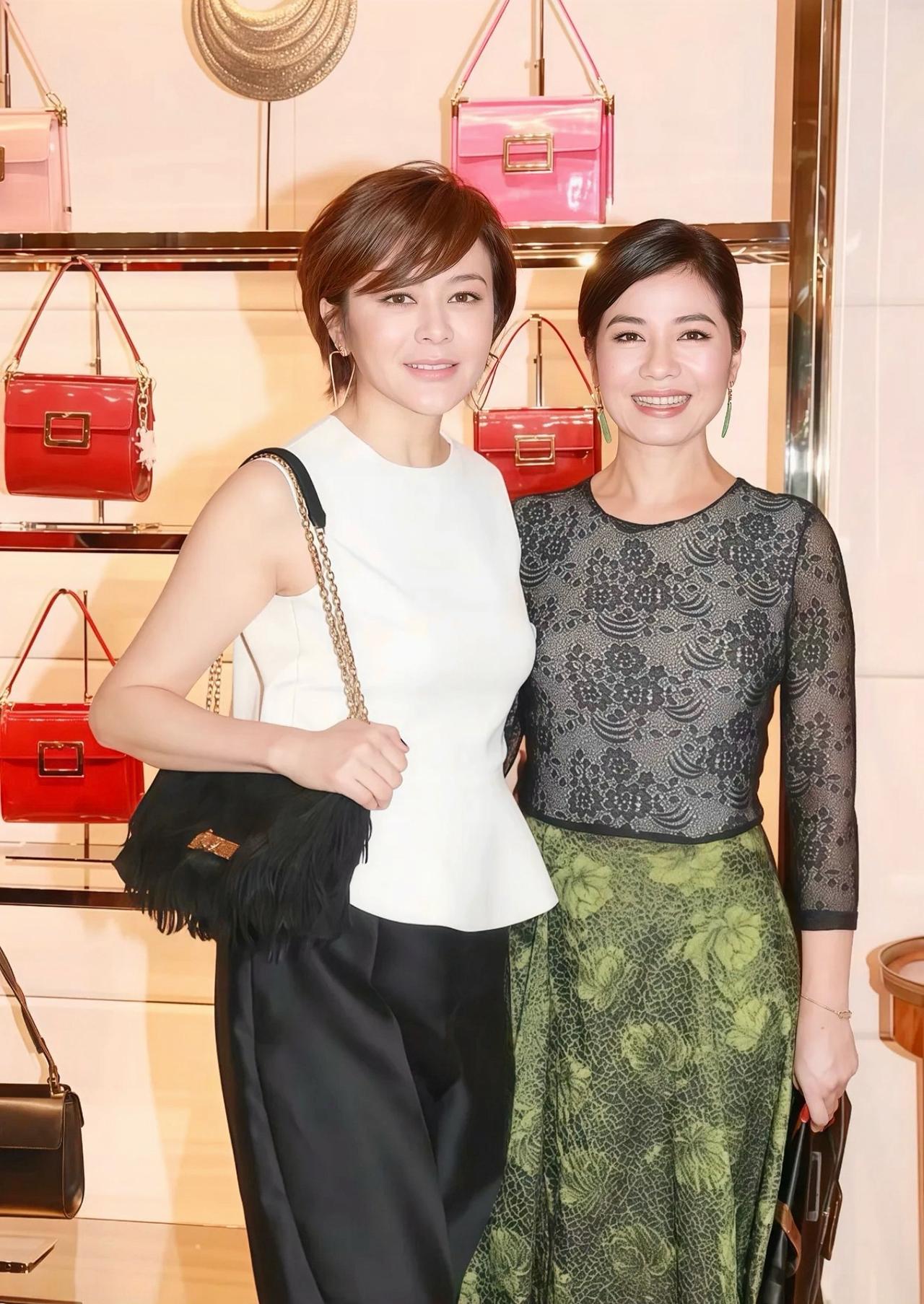 关之琳与钟楚红合影旧照，两大港圈美女，在精品店相遇的画面。关之琳与钟楚红在八