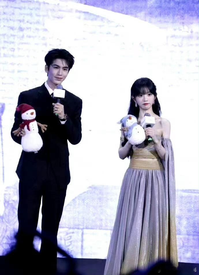 张凌赫田曦薇离婚感俩人中间可以装下一个蜜雪➕一个正新鸡排​​​
