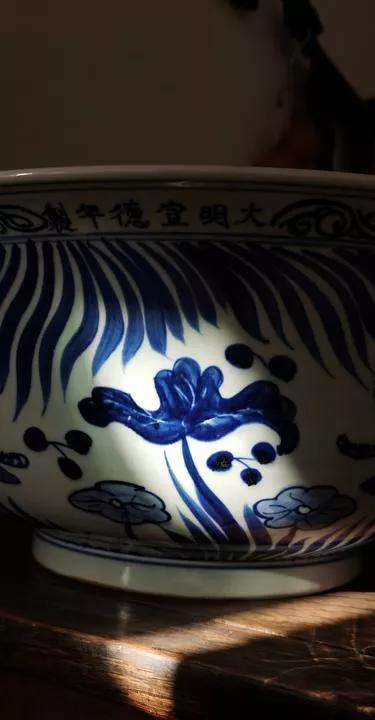 青花大碗断代可不容易。像瓷器杂项鉴定专家赵峰那样的专业人士，那得看好多方面。从碗