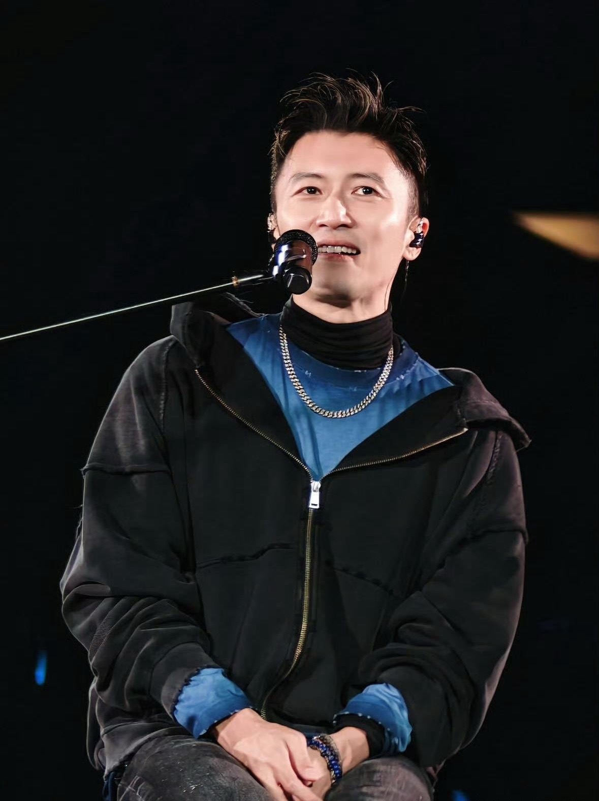 谢霆锋是把背头刻在骨子里了吗？！露出完整的额头衬得轮廓冷硬又贵气，背头总能精准适