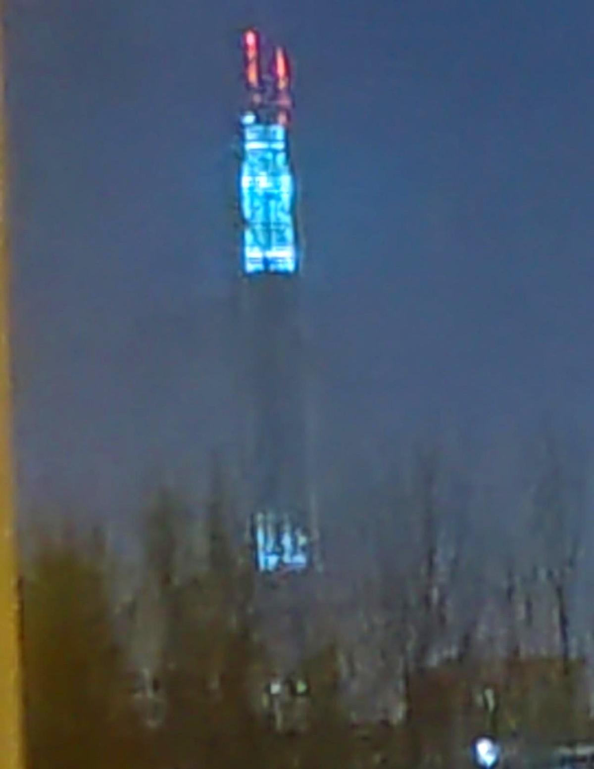 天津117大厦的灯光竟照到了华苑！今天我在南开区华苑居住区的家中，拍下了117