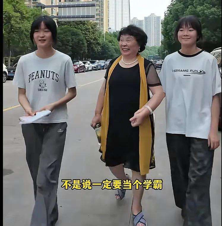 15岁的女儿，75岁的妈妈别的没看出来智智、慧慧的鼻子长得和盛妈妈特别特别