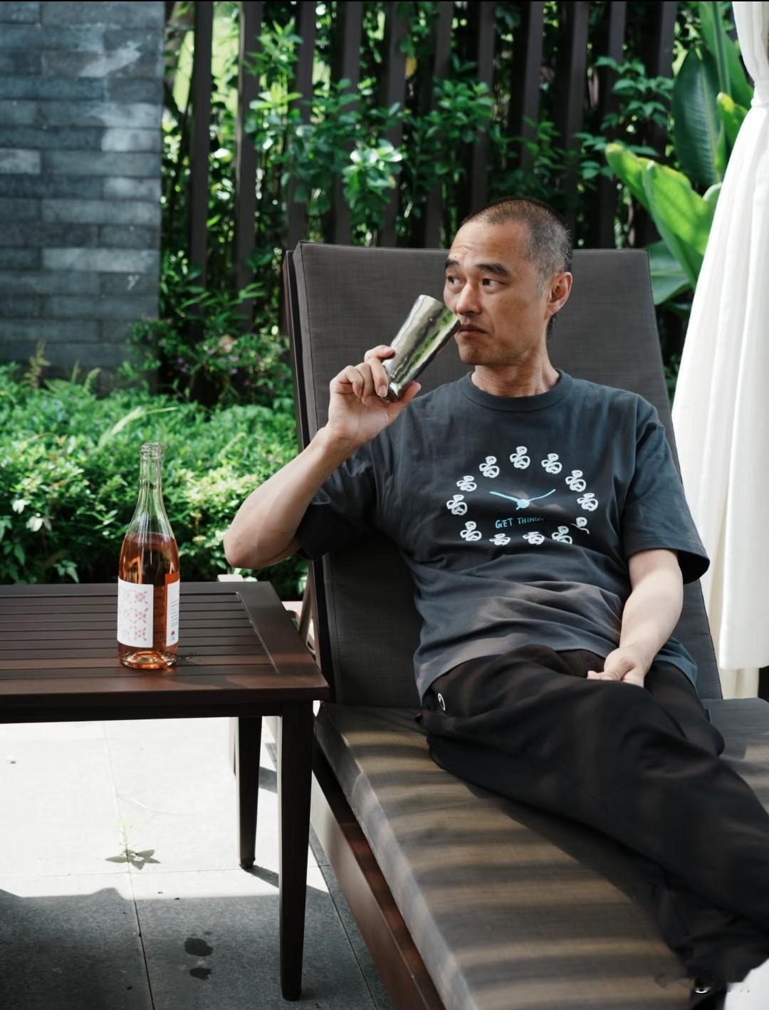 冯唐有句话，听着真扎心："这个世界根本没有人在意你是否有钱、是否有爱情、是否有