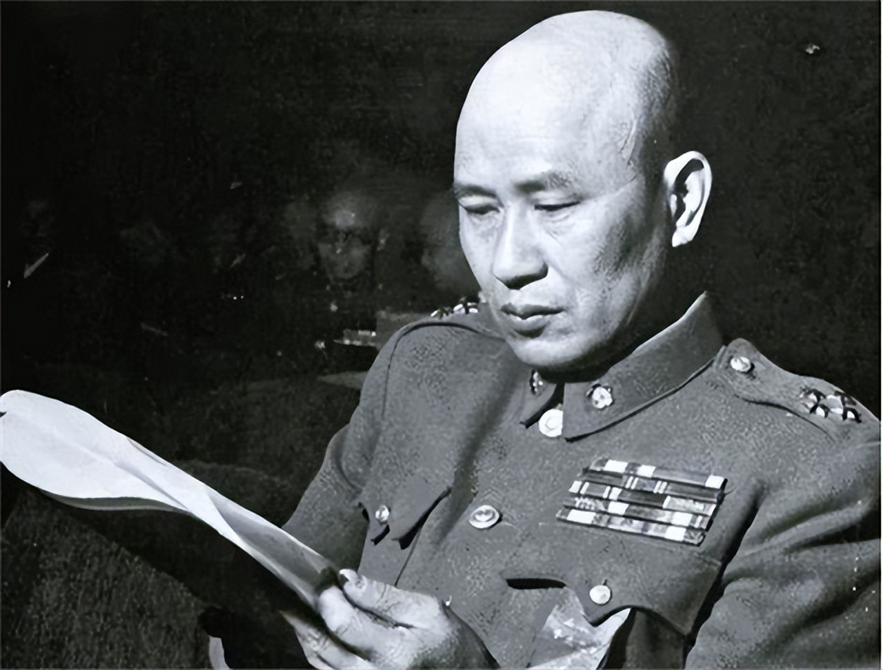 1948年，为了让蒋介石放心，白崇禧逃往台湾的时候，竟然将家人跟朋友都带去了，某
