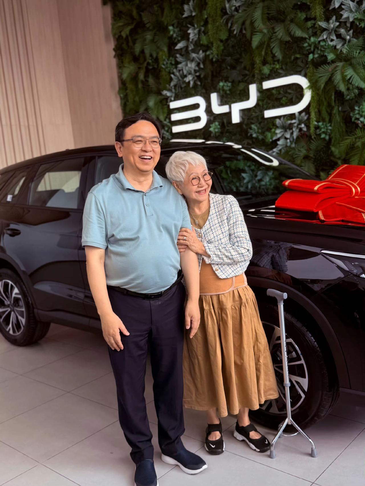 今天在泰国，比亚迪又干了件特别暖的事儿——王总亲手把一台宋Pro交到了乌萨·塞姆