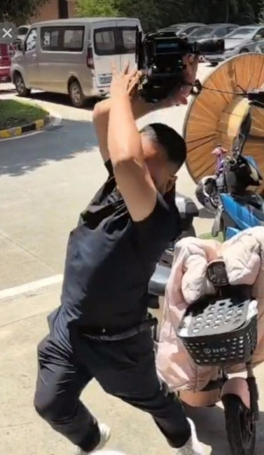 湖南，陈先生买到不合格电缆线，投诉无门，找记者爆料该厂家。在采访过程中一名男记者