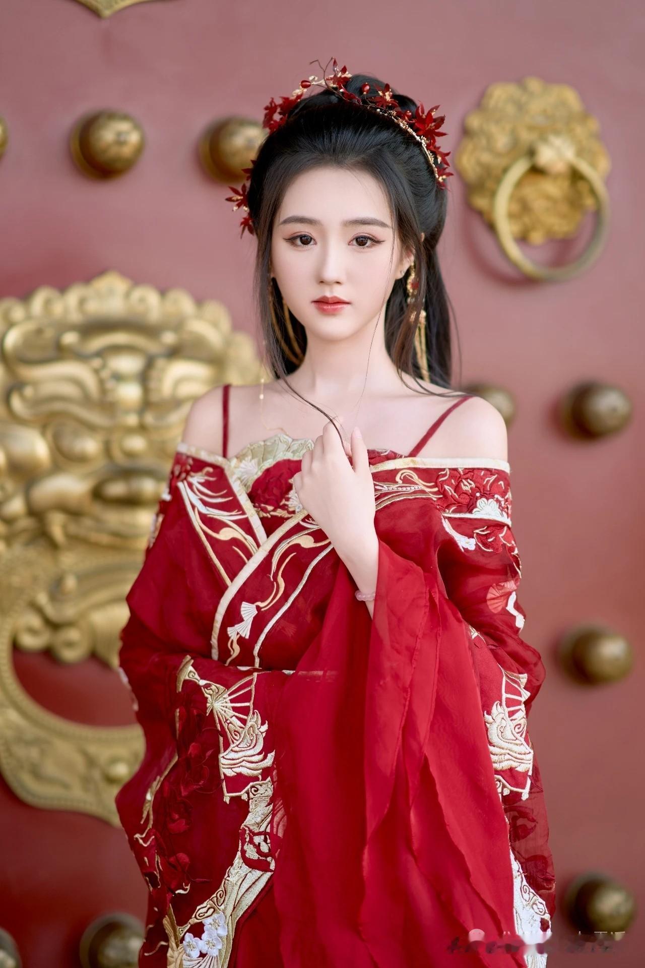 红衣华裳，惊艳时光。红衣汉服美人