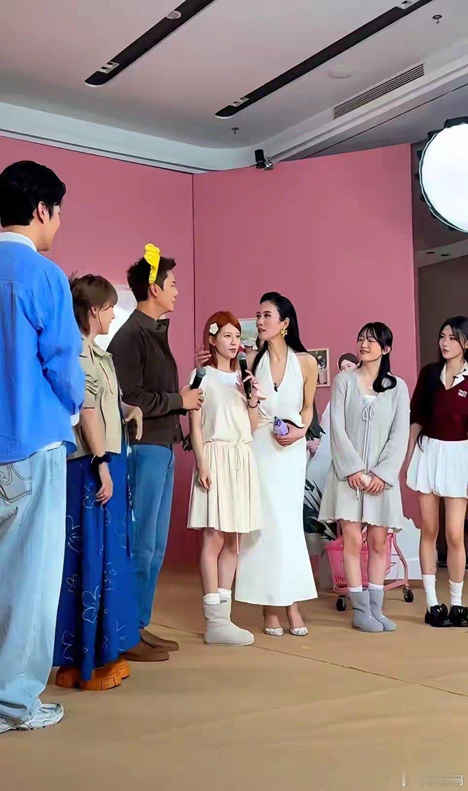 身高这玩意儿，有时候真是一种公开处刑。说的就是赵露思。庆功宴那张合照，我真的会笑