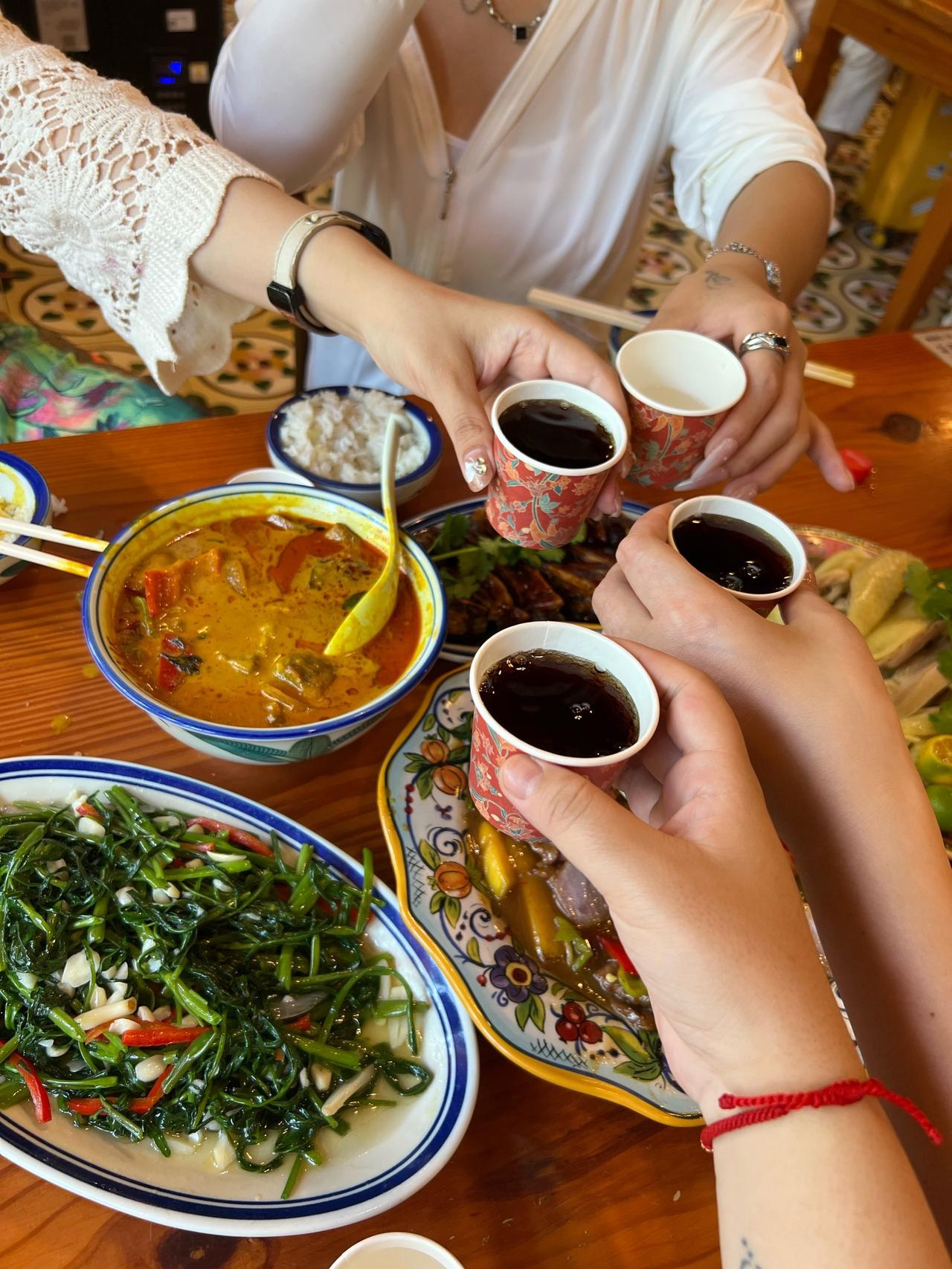 昨天去吃火锅，隔壁桌四五个小姑娘，十五六岁的样子，成都晚上五六度，她们漏胳膊露腿