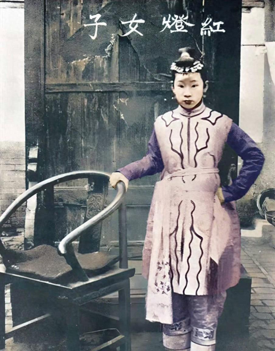 1900年，“黄莲圣母”不幸被八国联军抓获，联军对她所谓的“法术”充满好奇，对她