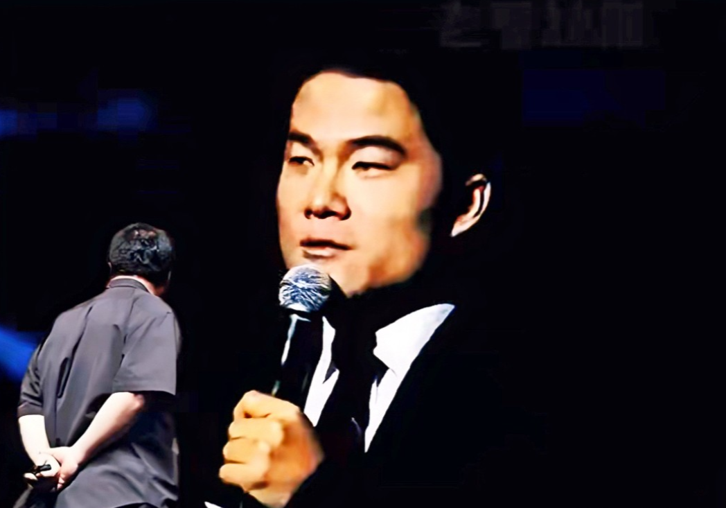 罗永浩站在大屏幕前，看到屏幕里董宇辉在演讲，旁边的人问他：董宇辉会邀请你去直播间