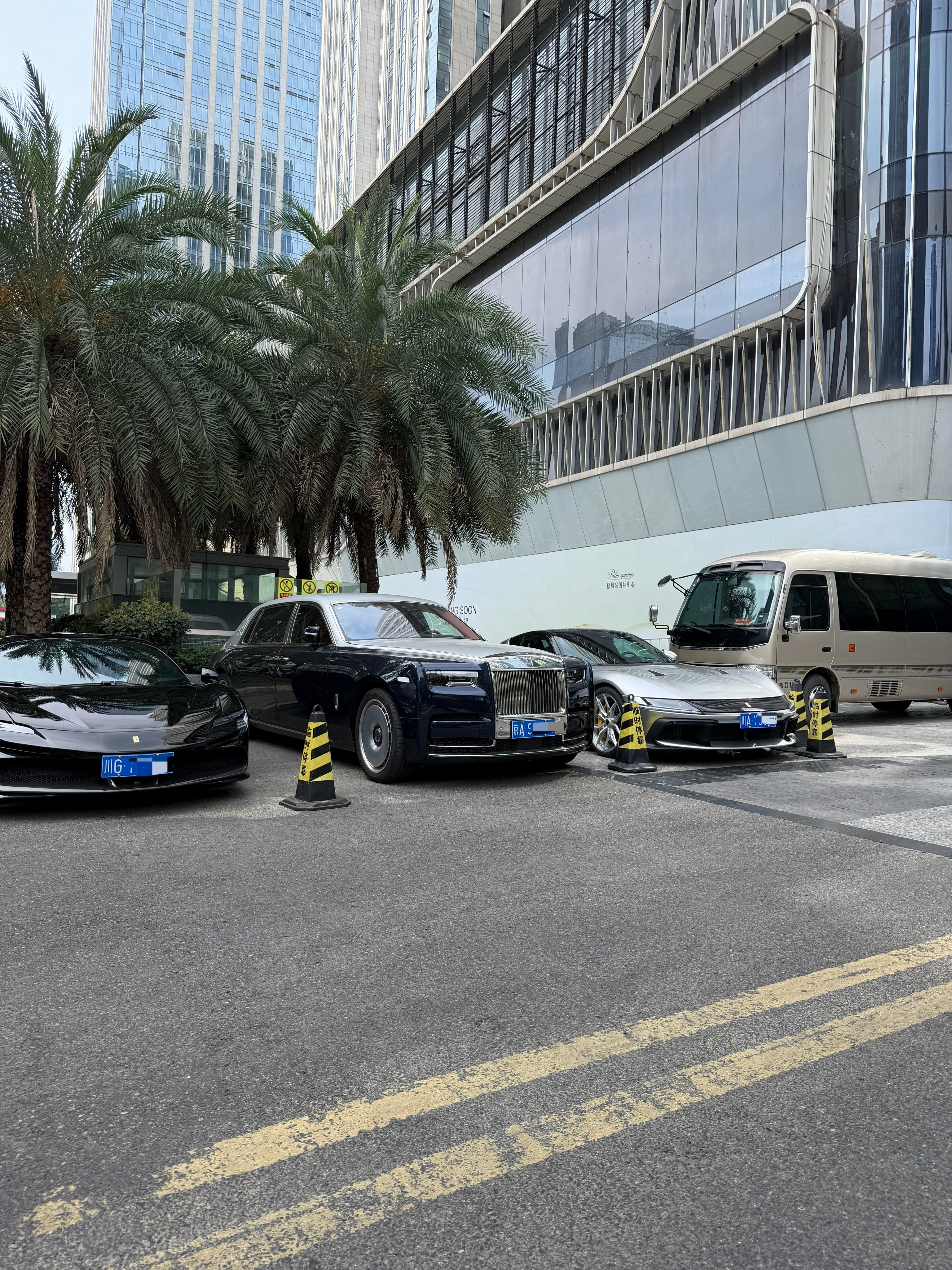 成都的情况太复杂了，劳斯莱斯幻影、法拉利12Cilindri、法拉利SF90、丰