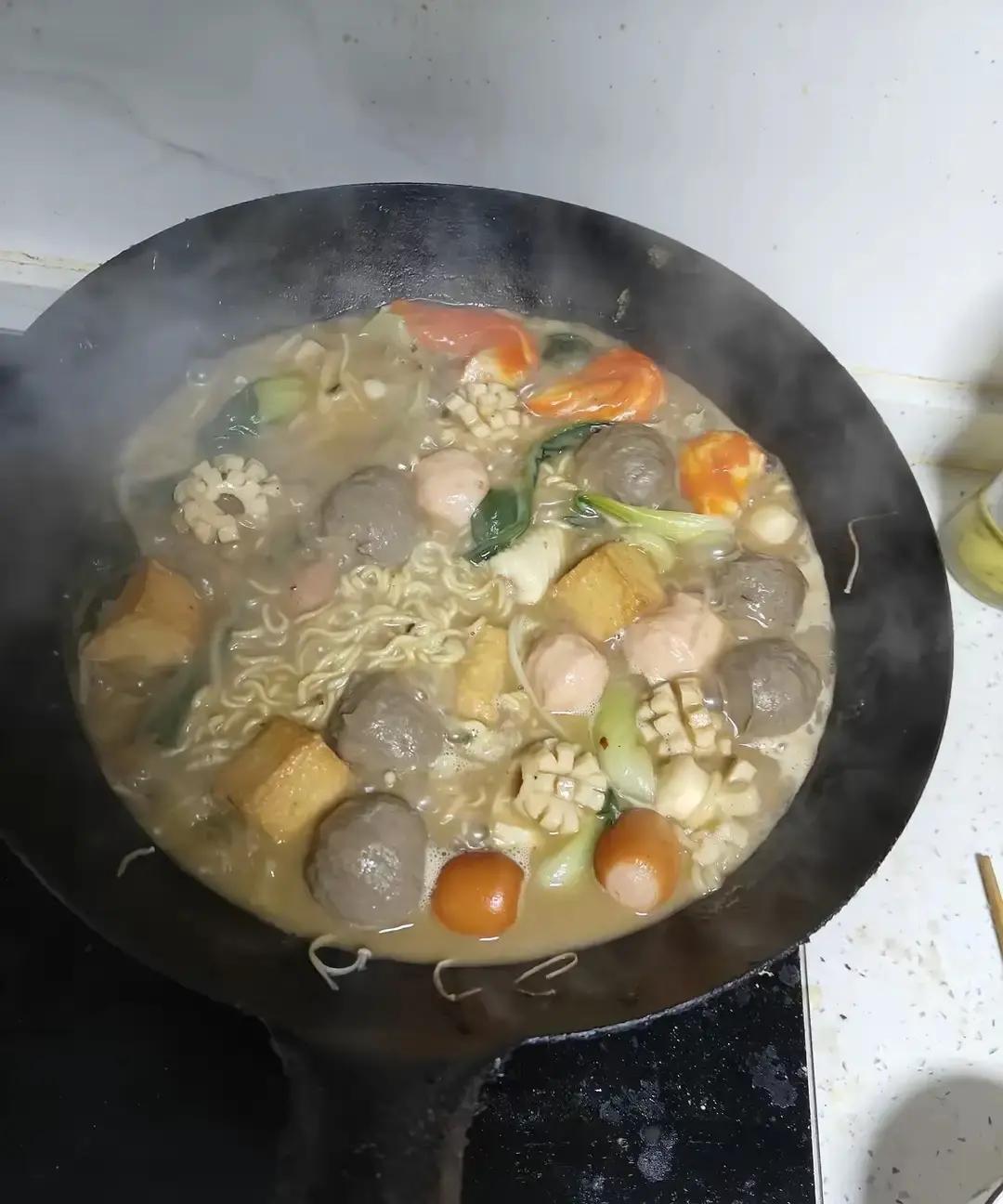 儿媳发视频控诉婆婆天天给孙子喂火腿肠方便面，说全是科技狠活，她劝不动吵到摔碗。