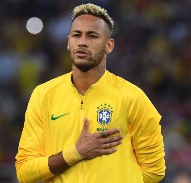 桑托斯全队球员短暂休假，内马尔为了冲击世界杯，在私人的家庭训练室里，刻苦训练着