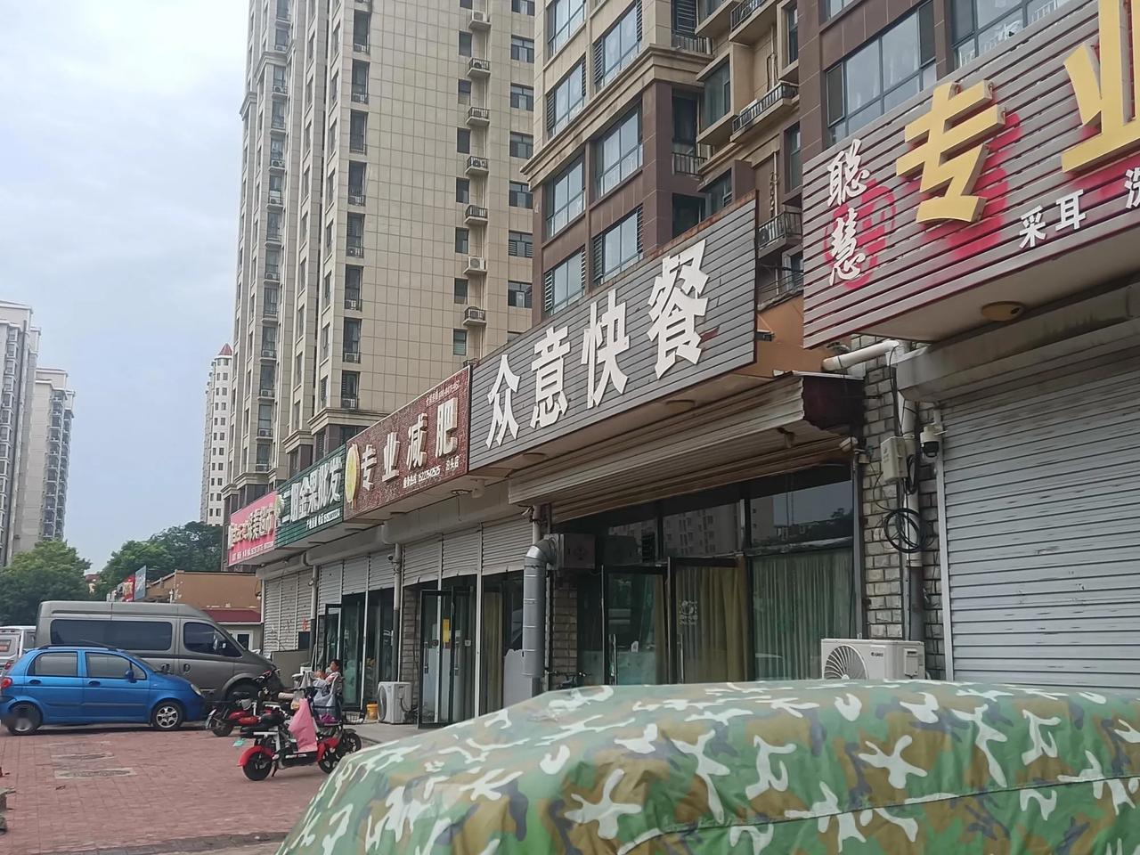 走进小店，一眼望去，哎，小姑娘没在呢？拿烧饼的档口，我问了一下老板。老板：