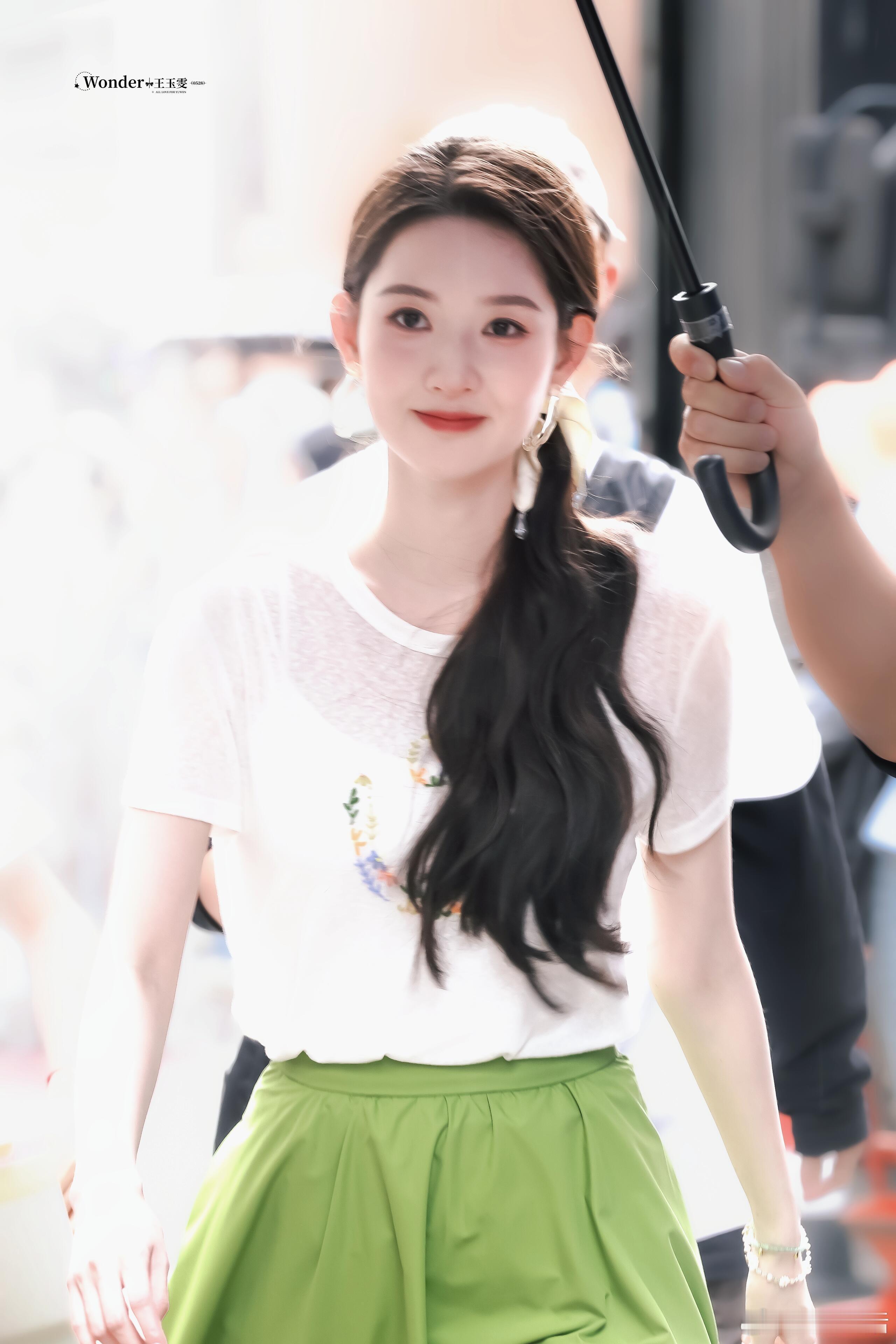 王玉雯九宫格每张都很上镜王玉雯独一份清甜少女感王玉雯小城春色九宫格自带柔光滤镜，