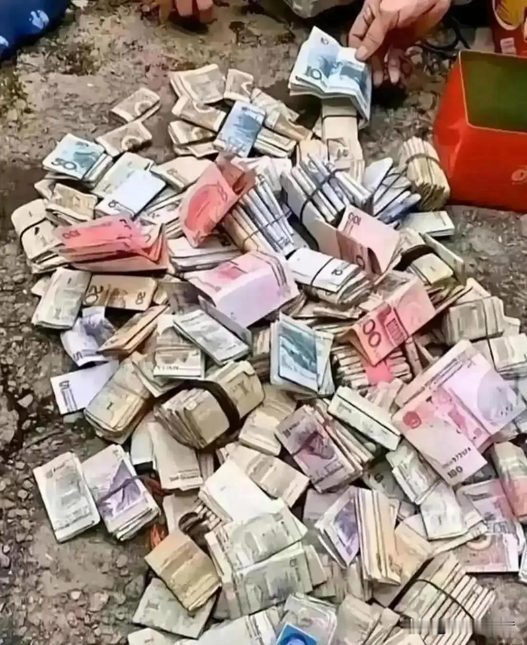 一位收废品大叔赚大了，前几天，在清理废品发货时，发现一个铁瓶里，有许多钱。